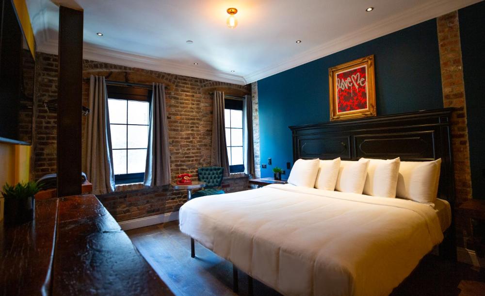 Premium King Room interior